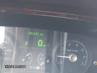 2007 Lincoln Town Car Executive z VIN 1L1FM88W97Y635345, wystawiony jako IAAI lot #41682319 z przebiegiem 201 142 mil mil oraz . Historia ofert i sprzedaży dostępna na DreamBid. Obrazek 15.