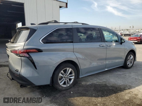 2022 Toyota Sienna XLE Woodland Edition with VIN 5TDASKFC8NS051083, listed as a Copart auction lot 82394134 with 31,538 mi miles and Salvage Title. Bid and sale history available at carsss.com. Image 3.