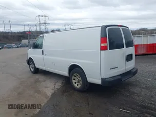 2009 Chevrolet Express Cargo z VIN 1GCFG15XX91111051, wystawiony jako IAAI lot #41826049 z przebiegiem 153 214 mil mil oraz . Historia ofert i sprzedaży dostępna na DreamBid. Obrazek 3.