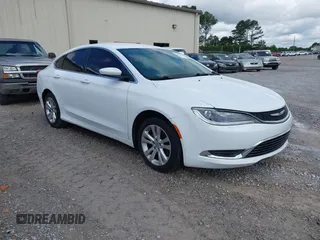 2015 Chrysler 200 Limited z VIN 1C3CCCAB5FN590198, wystawiony jako IAAI lot #42237641 z przebiegiem 216 505 mil mil oraz . Historia ofert i sprzedaży dostępna na DreamBid. Obrazek 1.