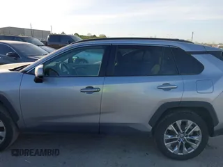 2021 Toyota RAV4 XLE Premium with VIN 2T3C1RFV1MC142071, listed as a IAAI auction lot 41747935 with 82,427 mi miles. Bid and sale history available at carsss.com. Image 14.