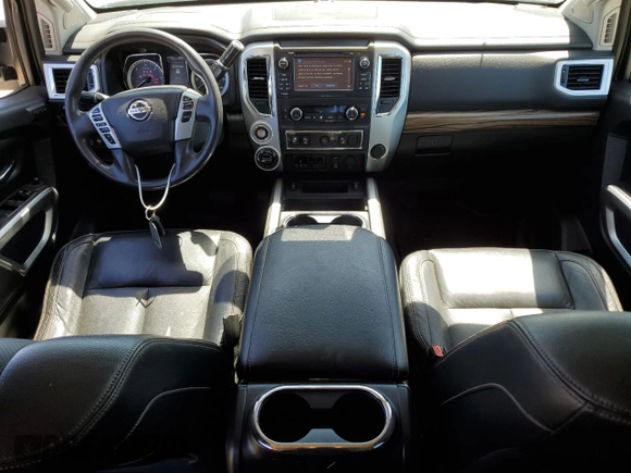 2017 Nissan Titan Pro-4X z VIN 1N6BA1F40HN559615, wystawiony jako Copart lot #57636455 z przebiegiem 99 803 mil mil oraz Szkoda całkowita • Salvage title. Historia ofert i sprzedaży dostępna na DreamBid. Obrazek 8.