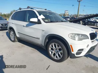 2012 BMW X5 35i z VIN 5UXZV4C58CL753901, wystawiony jako IAAI lot #41341933 z przebiegiem 140 285 mil mil oraz . Historia ofert i sprzedaży dostępna na DreamBid. Obrazek 1.