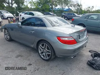 2015 Mercedes-Benz SLK 250 z VIN WDDPK4HA2FF099896, wystawiony jako IAAI lot #42333660 z przebiegiem 58 892 mil mil oraz . Historia ofert i sprzedaży dostępna na DreamBid. Obrazek 3.