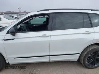 2024 Volkswagen Tiguan SE R-Line Black z VIN 3VVCB7AX7RM112446, wystawiony jako IAAI lot #41229232 z przebiegiem 6 685 mil mil oraz . Historia ofert i sprzedaży dostępna na DreamBid. Obrazek 15.
