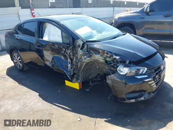 2023 Nissan Versa S z VIN 3N1CN8DV4PL871910, wystawiony jako IAAI lot #41993475 z przebiegiem 8 405 mil mil oraz . Historia ofert i sprzedaży dostępna na DreamBid. Obrazek 1.