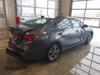2024 Kia Forte LXS z VIN 3KPF24AD9RE827562, wystawiony jako IAAI lot #41943586 z przebiegiem 9 034 mil mil oraz . Historia ofert i sprzedaży dostępna na DreamBid. Obrazek 4.