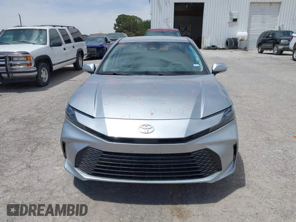 2025 Toyota Camry LE z VIN 4T1DAACKXSU137360, wystawiony jako IAAI lot #42245564 z przebiegiem 1 247 mil mil oraz . Historia ofert i sprzedaży dostępna na DreamBid. Obrazek 12.