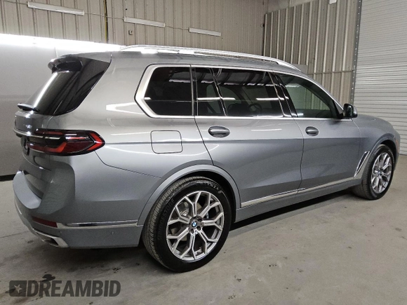 2025 BMW X7 xDrive40i with VIN 5UX23EM07S9X65923, listed as a Copart auction lot 49507655 with 8,891 mi miles and Clean Title. Bid and sale history available at carsss.com. Image 3.