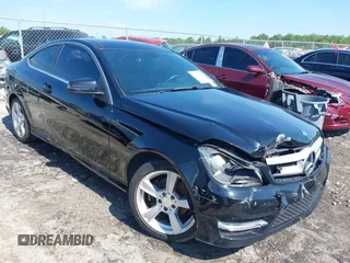 2013 Mercedes-Benz C 250 z VIN WDDGJ4HB7DG012481, wystawiony jako IAAI lot #39663837 z przebiegiem 145 884 mil mil oraz . Historia ofert i sprzedaży dostępna na DreamBid. Obrazek 1.