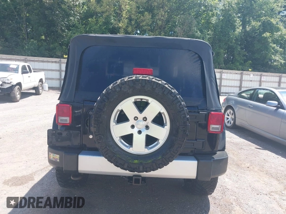 2010 Jeep Wrangler Sahara z VIN 1J4AA5D16AL110711, wystawiony jako IAAI lot #42751095 z przebiegiem 266 079 mil mil oraz . Historia ofert i sprzedaży dostępna na DreamBid. Obrazek 16.