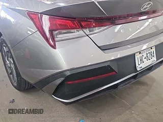 2024 Hyundai Elantra SEL z VIN KMHLM4DG8RU636246, wystawiony jako IAAI lot #42808858 z przebiegiem 37 872 mil mil oraz . Historia ofert i sprzedaży dostępna na DreamBid. Obrazek 8.