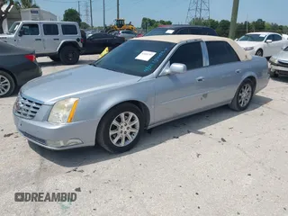 2006 Cadillac DTS 1SC z VIN 1G6KD57Y56U109483, wystawiony jako IAAI lot #42103757 z przebiegiem 106 746 mil mil oraz . Historia ofert i sprzedaży dostępna na DreamBid. Obrazek 2.