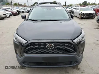 2022 Toyota Corolla Cross LE z VIN 7MUBAABG2NV007483, wystawiony jako Copart lot #55647665 z przebiegiem 43 699 mil mil oraz Szkody całkowita. Historia ofert i sprzedaży dostępna na DreamBid. Obrazek 5.