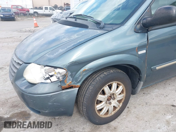 2006 Chrysler Town & Country LWB Touring with VIN 2A4GP54LX6R693048, listed as a IAAI auction lot 41887949 with 187,000 mi miles. Bid and sale history available at carsss.com. Image 6.