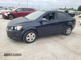 2015 Chevrolet Sonic LS z VIN 1G1JA5SH4F4139804, wystawiony jako Copart lot #55683045 z przebiegiem 81 960 mil mil oraz Szkoda całkowita • Salvage title. Historia ofert i sprzedaży dostępna na DreamBid. Obrazek 1.