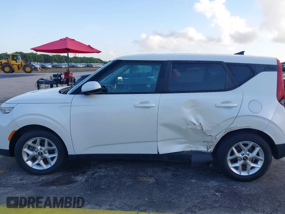 2020 Kia Soul S with VIN KNDJ23AUXL7057528, listed as a IAAI auction lot 42204152 with 85,044 mi miles and . Bid and sale history available at DreamBid. Image 6.