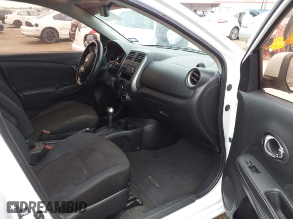 2013 Nissan Versa SV z VIN 3N1CN7AP0DL824093, wystawiony jako IAAI lot #41962416 z przebiegiem 132 846 mil mil oraz . Historia ofert i sprzedaży dostępna na DreamBid. Obrazek 5.
