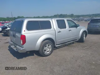 2008 Nissan Frontier SE z VIN 1N6AD07U38C435118, wystawiony jako IAAI lot #42472598 z przebiegiem 158 538 mil mil oraz . Historia ofert i sprzedaży dostępna na DreamBid. Obrazek 4.