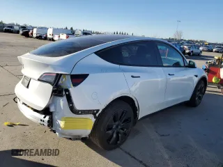 2025 Tesla Model Y Long Range with VIN 7SAYGDEDXSF228371, listed as a Copart auction lot 43925575 with 2,848 mi miles and Salvage Title. Bid and sale history available at DreamBid. Image 3.