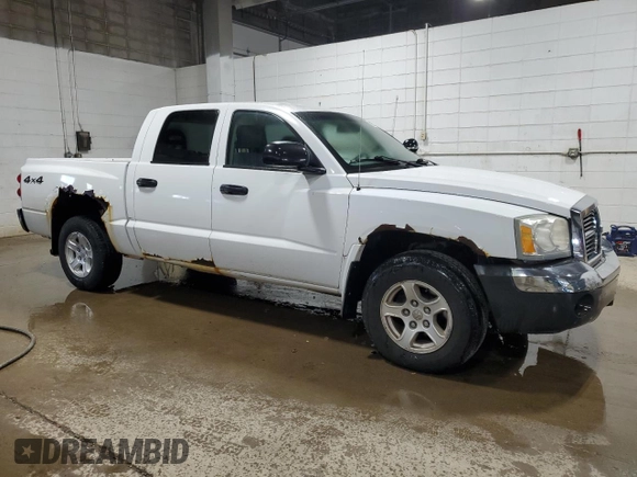 2005 Dodge Dakota SLT z VIN 1D7HW48K15S245809, wystawiony jako Copart lot #76278454 z przebiegiem 213 993 mil mil oraz Czysty tytuł • Clean title. Historia ofert i sprzedaży dostępna na DreamBid. Obrazek 4.