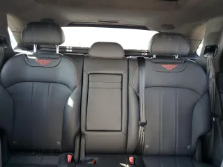 2019 Bentley Bentayga V8 z VIN SJAAM2ZV7KC025449, wystawiony jako Copart lot #62903583 z przebiegiem 12 615 mil mil oraz . Historia ofert i sprzedaży dostępna na DreamBid. Obrazek 10.