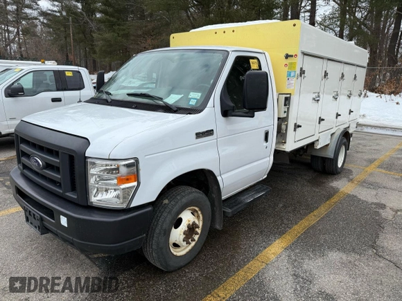 2019 Ford Econoline Commercial z VIN 1FDXE4FS8KDC19277, wystawiony jako Copart lot #47322355 z przebiegiem 142 487 mil mil oraz Tytuł czysty. Historia ofert i sprzedaży dostępna na DreamBid. Obrazek 2.