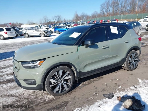 2021 Volvo XC40 with VIN YV4ED3UR4M2525090, listed as a IAAI auction lot 41400975 with 32,992 mi miles. Bid and sale history available at carsss.com. Image 2.