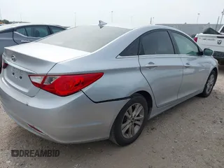 2013 Hyundai Sonata GLS z VIN 5NPEB4AC7DH677751, wystawiony jako IAAI lot #42267980 z przebiegiem Nie podano mil oraz . Historia ofert i sprzedaży dostępna na DreamBid. Obrazek 4.