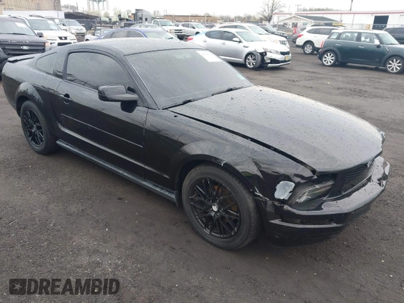 2008 Ford Mustang Deluxe with VIN 1ZVHT80N885204464, listed as a IAAI auction lot 42038519 with 200,912 mi miles. Bid and sale history available at carsss.com. Image 1.