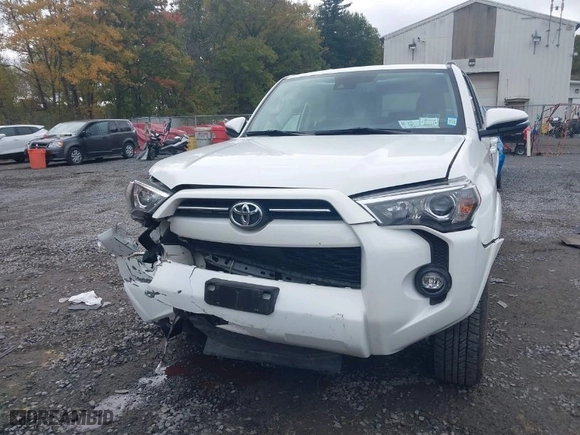 2024 Toyota 4Runner SR5 Premium with VIN JTENU5JR5R6218655, listed as a IAAI auction lot 40615924 with 9,497 mi miles. Bid and sale history available at carsss.com. Image 6.