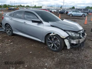 2018 Honda Civic Si z VIN 2HGFC1E59JH705275, wystawiony jako IAAI lot #42340062 z przebiegiem 82 117 mil mil oraz . Historia ofert i sprzedaży dostępna na DreamBid. Obrazek 1.