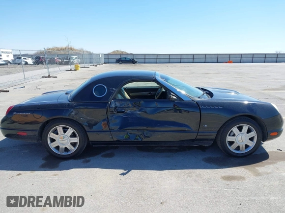 2004 Ford Thunderbird Deluxe z VIN 1FAHP60AX4Y103613, wystawiony jako IAAI lot #41962198 z przebiegiem 81 765 mil mil oraz . Historia ofert i sprzedaży dostępna na DreamBid. Obrazek 14.