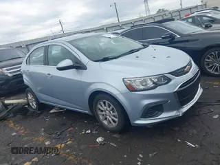 2017 Chevrolet Sonic LT z VIN 1G1JD5SG1H4123237, wystawiony jako IAAI lot #41918043 z przebiegiem 104 033 mil mil oraz . Historia ofert i sprzedaży dostępna na DreamBid. Obrazek 1.