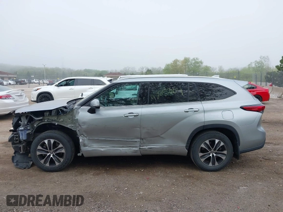 2021 Toyota Highlander XLE with VIN 5TDGZRBH5MS538188, listed as a IAAI auction lot 42257104 with 55,701 mi miles and . Bid and sale history available at DreamBid. Image 15.