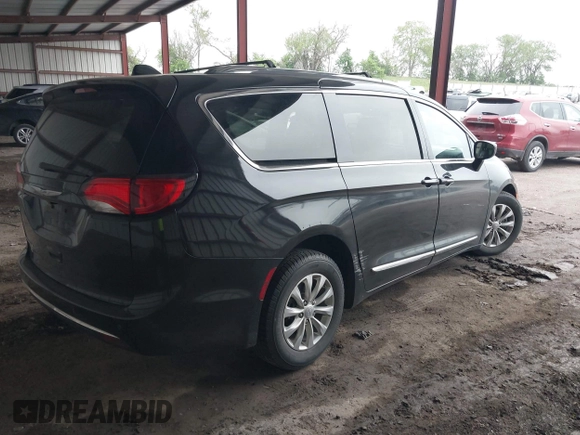 2018 Chrysler Pacifica Touring L z VIN 2C4RC1BG8JR211405, wystawiony jako IAAI lot #42301088 z przebiegiem 92 876 mil mil oraz . Historia ofert i sprzedaży dostępna na DreamBid. Obrazek 4.