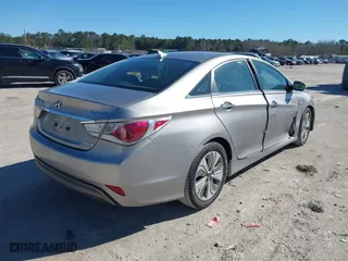 2013 Hyundai Sonata Hybrid Limited with VIN KMHEC4A48DA092427, listed as a IAAI auction lot 41672521 with 127,473 mi miles. Bid and sale history available at carsss.com. Image 4.