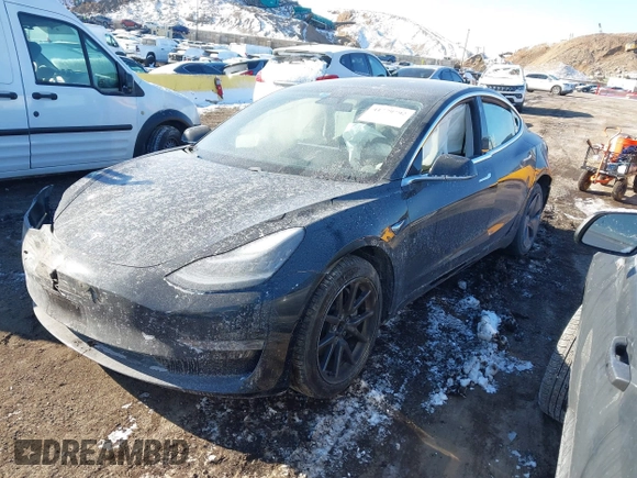 2020 Tesla Model 3 Standard Range Plus z VIN 5YJ3E1EA0LF739011, wystawiony jako IAAI lot #41379792 z przebiegiem Nie podano mil oraz . Historia ofert i sprzedaży dostępna na DreamBid. Obrazek 2.