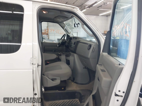 2013 Ford Econoline Passenger XL z VIN 1FBNE3BL7DDA62126, wystawiony jako IAAI lot #42354986 z przebiegiem 66 906 mil mil oraz . Historia ofert i sprzedaży dostępna na DreamBid. Obrazek 5.