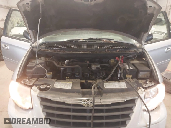 2005 Chrysler Town & Country LX с VIN 2C4GP44RX5R402180, выставлен на аукционе IAAI как лот 42062043 с пробегом 239 327 миль миль и . История ставок и продаж доступна на DreamBid. Изображение 10.