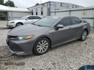 2018 Toyota Camry LE z VIN 4T1B11HK6JU092755, wystawiony jako Copart lot #59233625 z przebiegiem 110 467 mil mil oraz Szkoda całkowita • Salvage title. Historia ofert i sprzedaży dostępna na DreamBid. Obrazek 1.