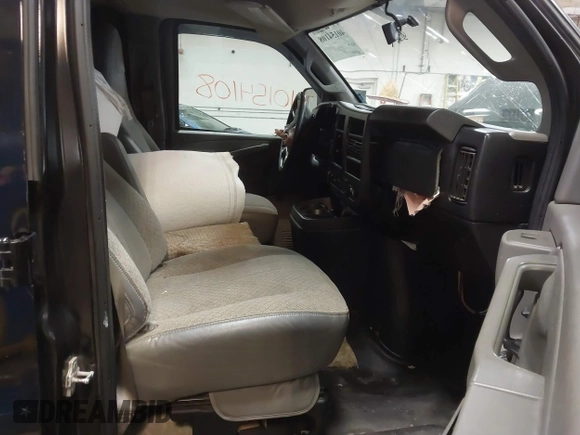 2019 GMC Savana Cargo z VIN 1GTW7AFG3K1152819, wystawiony jako IAAI lot #40154108 z przebiegiem 137 931 mil mil oraz . Historia ofert i sprzedaży dostępna na DreamBid. Obrazek 5.