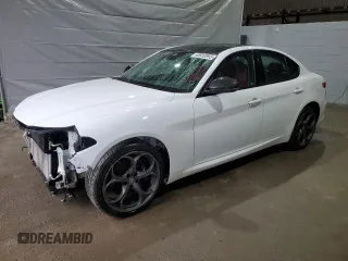 2018 Alfa Romeo Giulia Ti Lusso z VIN ZARFAEEN6J7578112, wystawiony jako Copart lot #48910995 z przebiegiem 76 149 mil mil oraz Szkoda całkowita • Salvage title. Historia ofert i sprzedaży dostępna na DreamBid. Obrazek 1.