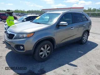 2012 Kia Sorento LX z VIN 5XYKT3A6XCG199254, wystawiony jako IAAI lot #42199700 z przebiegiem 257 644 mil mil oraz . Historia ofert i sprzedaży dostępna na DreamBid. Obrazek 2.