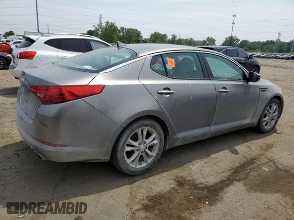 2013 Kia Optima EX z VIN 5XXGN4A74DG090437, wystawiony jako Copart lot #60822225 z przebiegiem 138 596 mil mil oraz Czysty tytuł • Clean title. Historia ofert i sprzedaży dostępna na DreamBid. Obrazek 3.