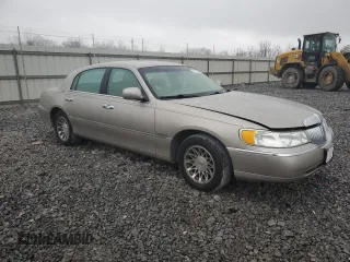 2000 Lincoln Town Car Signature with VIN 1LNHM82W2YY770068, listed as a Copart auction lot 44062385 with 109,941 mi miles and Salvage title. Bid and sale history available at DreamBid. Image 4.