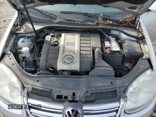 2008 Volkswagen Jetta Wolfsburg Edition z VIN 3VWRJ71K98M189900, wystawiony jako Copart lot #77866404 z przebiegiem 143 209 mil mil oraz Czysty tytuł • Clean title. Historia ofert i sprzedaży dostępna na DreamBid. Obrazek 11.
