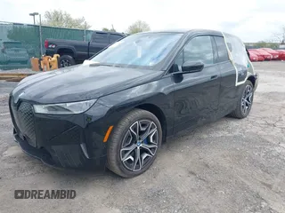 2024 BMW iX xDrive50 z VIN WB523CF03RCN81221, wystawiony jako IAAI lot #42029754 z przebiegiem Nie podano mil oraz . Historia ofert i sprzedaży dostępna na DreamBid. Obrazek 2.