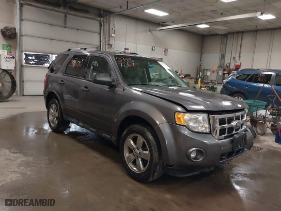 2011 Ford Escape XLT with VIN 1FMCU9D73BKB81871, listed as a IAAI auction lot 39857267 with 75,273 mi miles. Bid and sale history available at carsss.com. Image 1.