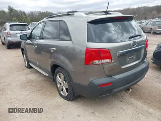 2013 Kia Sorento EX z VIN 5XYKUDA61DG321679, wystawiony jako IAAI lot #42013051 z przebiegiem Nie podano mil oraz . Historia ofert i sprzedaży dostępna na DreamBid. Obrazek 3.